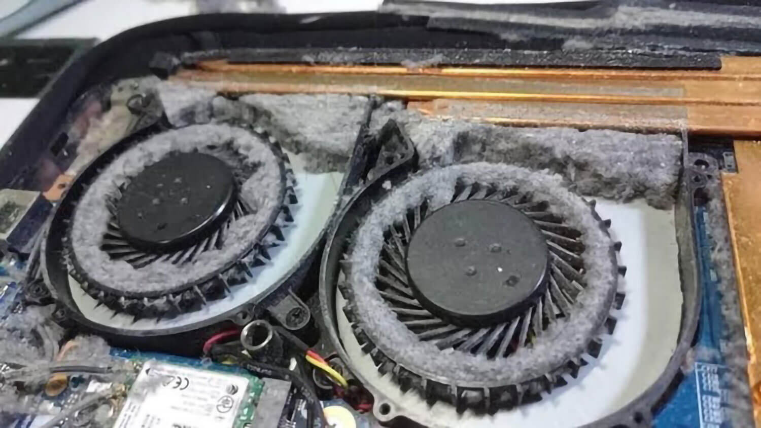 Quạt tản nhiệt laptop bị bám đầy bụi bẩn nguyên nhân chính gây nóng máy và giảm hiệu suất